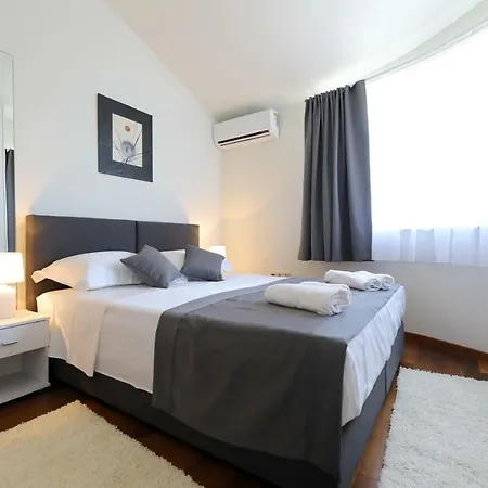 Bellevue Hill Apartment